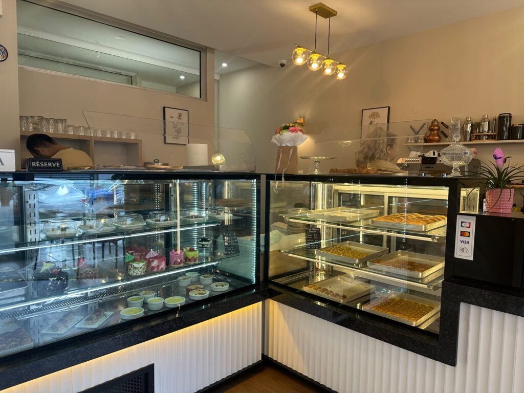 Aménagement pâtisserie avec vitrines – MEC DMIR
